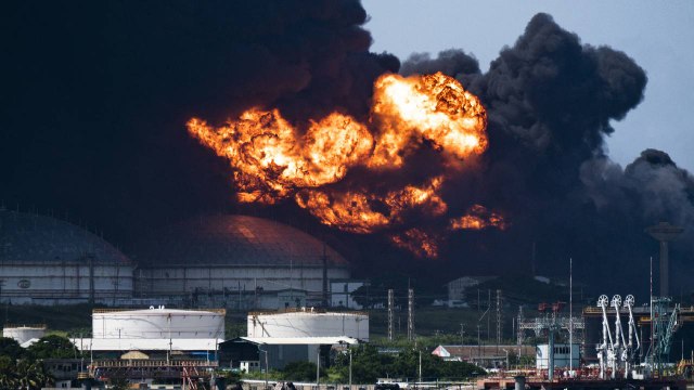 Incendio en Cuba deja un muerto, 17 desaparecidos y 121 heridos