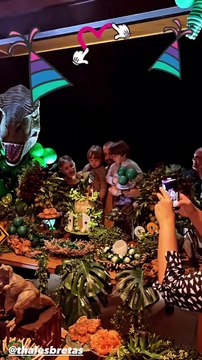 Thales Bretas canta parabéns ao lado dos filhos, Romeu e Gael