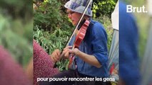 À vélo, ce duo de musiciens parcourt des petits villages