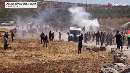 شاهد | مواجهات بين فلسطينيين ومستوطنين والجيش الإسرائيلي في رام الله