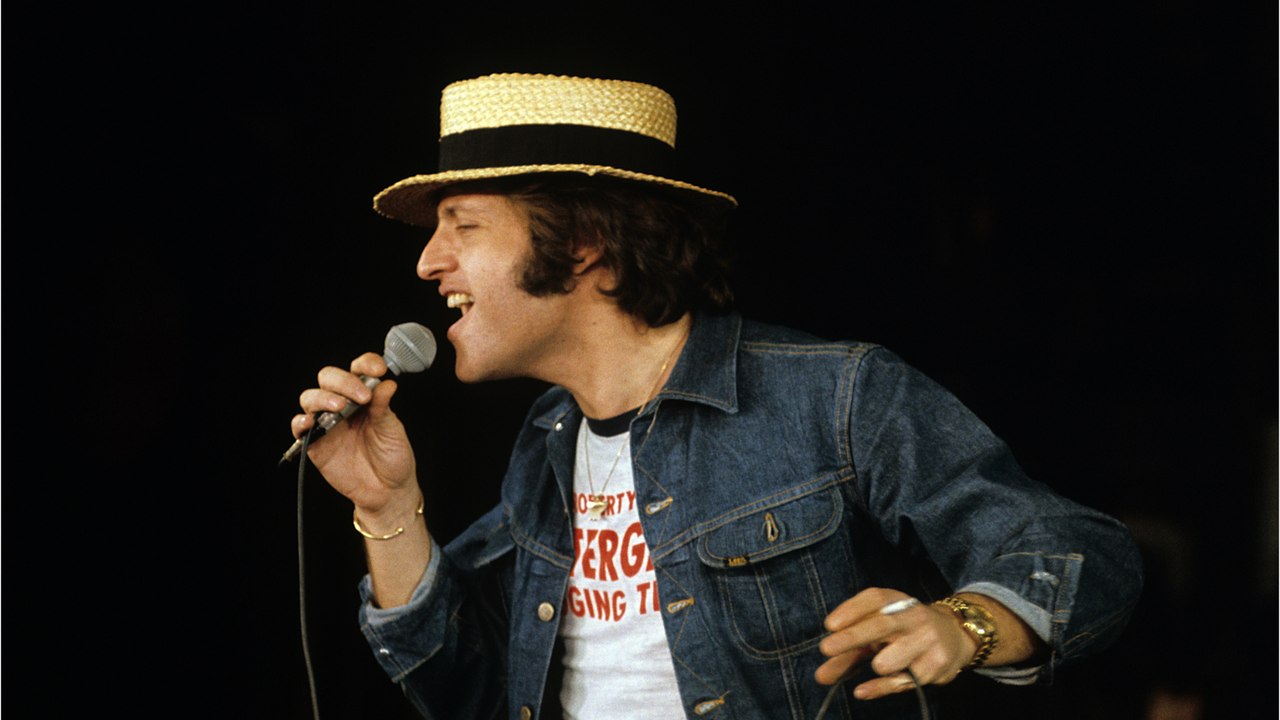 VOICI : Joe Dassin : que deviennent ses fils, Jonathan et Julien ?