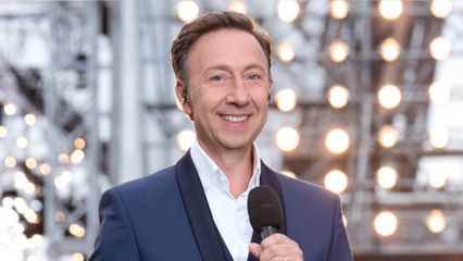 GALA VIDEO - PHOTO - Stéphane Bern en vacances avec son chéri Yori : tendre cliché au milieu de la mer