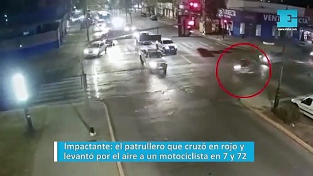 Impactante: el patrullero que cruzó en rojo y levantó por el aire a un motociclista en 7 y 72