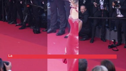 ¡Se le perdió la parte de arriba! Sharon Stone posa en bikini solo con la parte baja del atuendo