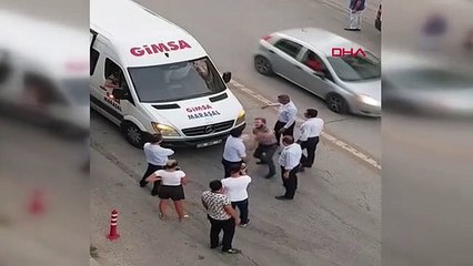 Son dakika haber! MARKET FİŞİ 5 TL EKSİK DİYE SERVİSTEN İNDİRİLEN MÜŞTERİ ARACIN ALTINA GİRDİ; O ANLAR KAMERADA