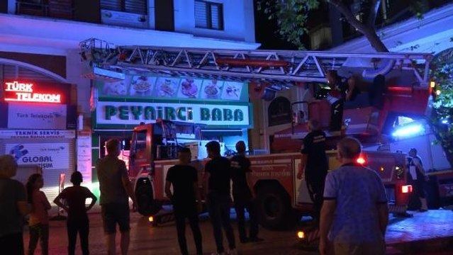 Son dakika haber: BURSA'DA 7 KATLI APARTMANDA YANGIN: 2 KİŞİ DUMANDAN ETKİLENDİ