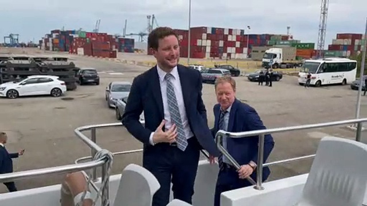 Le ministre délégué au transport visite la gare de triage à Miramas