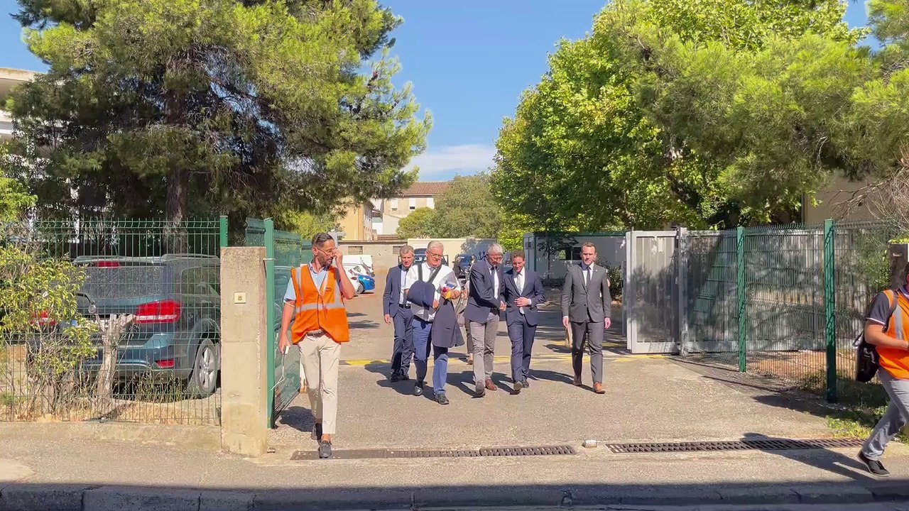 Le ministre délégué au transport visite la gare de triage à Miramas