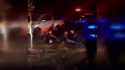 Minibüs ile otomobil kafa kafaya çarpıştı: 14 yaralı