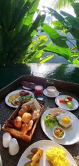 SARAPAN DI ATAS KOLAM RENANG HOTEL DI BALI