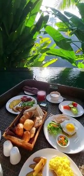 SARAPAN DI ATAS KOLAM RENANG HOTEL DI BALI