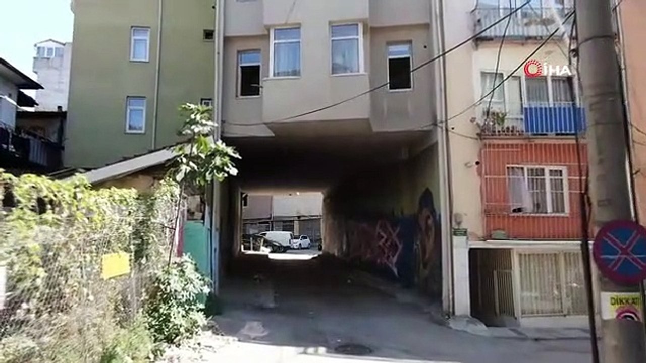 Altından yol geçen apartman görenleri şaşırtıyor
