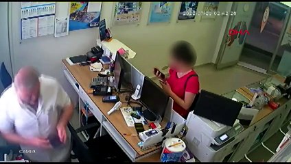 Müşteri kılığındaki tırnakçının ''el çabukluğu'' kamerada
