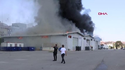 Скачать видео: Son dakika haber... DENİZLİ İL EMNİYET MÜDÜRLÜĞÜ LOJİSTİK DEPOSUNDA YANGIN - 2