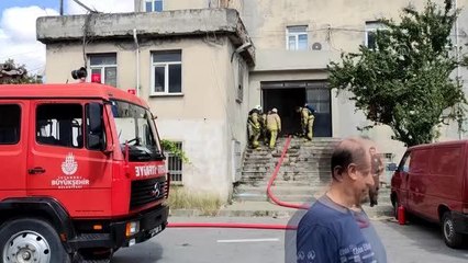 Sultangazi'de abajur imalathanesinde çıkan yangın söndürüldü