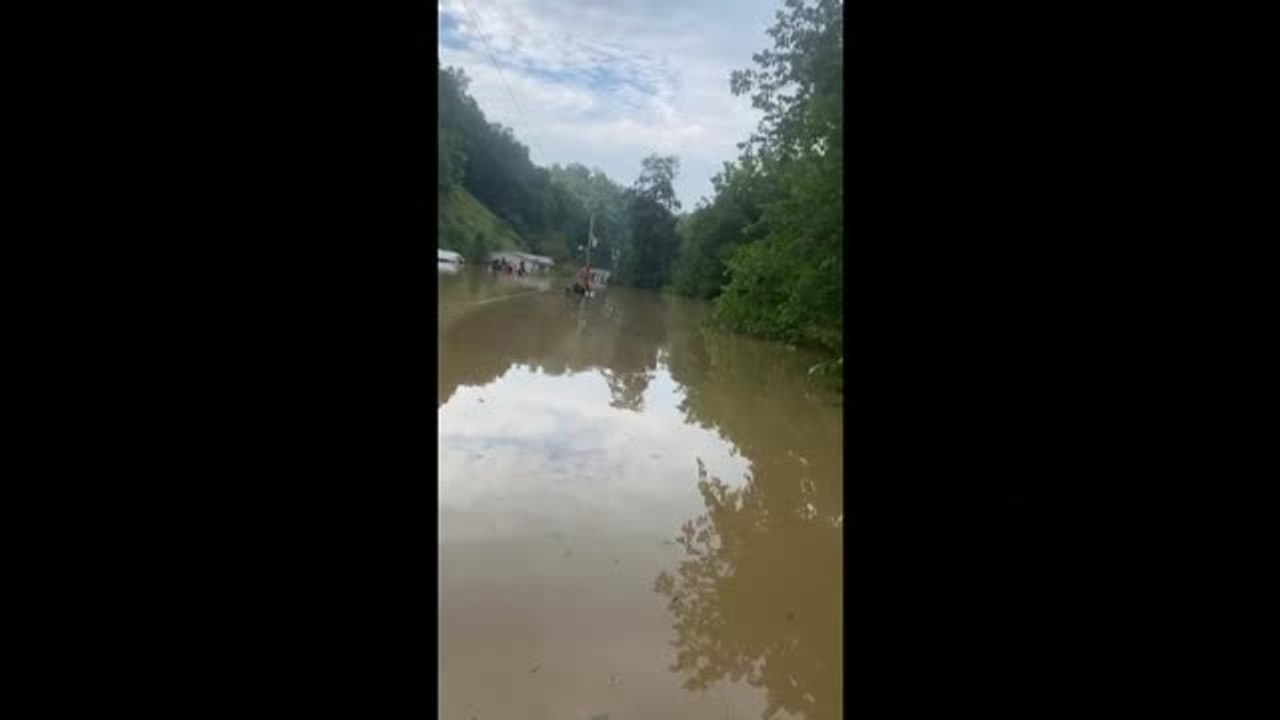 Siguen los rescates in extremis de gente atrapada por las inundaciones en Kentucky