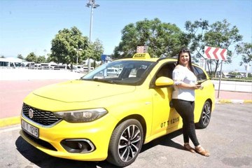 Antalya haber: Antalya'nın yüksek lisanslı taksicisi Kübra kıskandırıyor