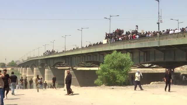 Bağdat'ta Sadr destekçileri mecliste oturma eylemi başlattı