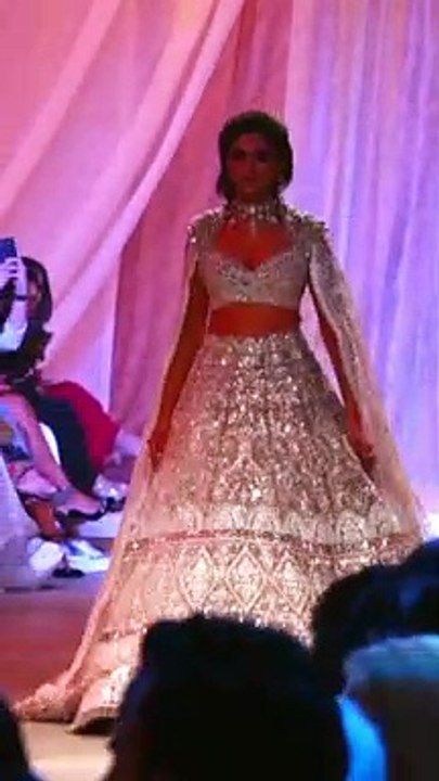 Cute  #DeepikaPadukone Looks Gorgeous At #ManishMalhotra Show   #RanveerSingh