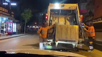 Dans ederek çöp toplayan temizlik görevlisi kamerada