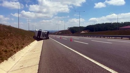 Kuzey Marmara Otoyolunda tır devrildi