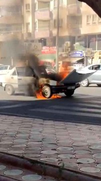 Batman haber... Batman'da trafik ışıklarında bekleyen otomobil alev aldı