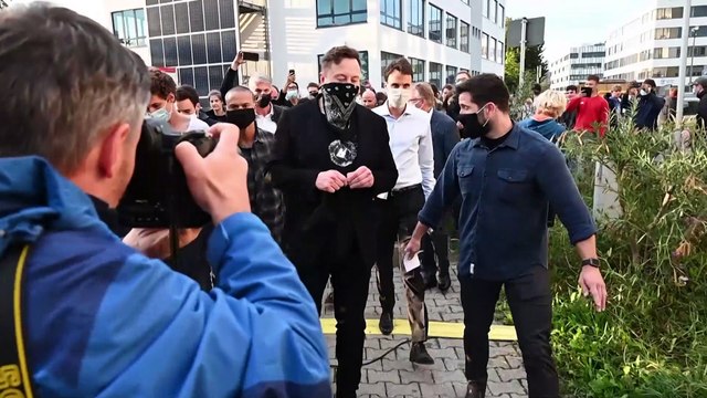 Elon Musk contrademanda a Twitter por el número de cuentas falsas