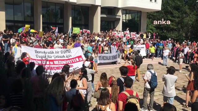 ODTÜ’DE 'DEVRİM' PROTESTOSU: MEZUNİYETİMİZİ 6 AĞUSTOS GÜNÜ DEVRİM STADYUMU'NDA GERÇEKLEŞTİRECEĞİZ