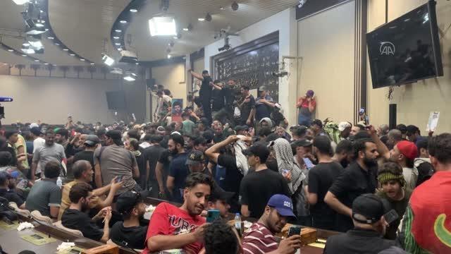 Sadr yanlıları Yeşil Bölge'yi basarak Meclis binasına girdi