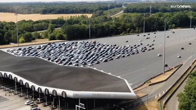 Los veraneantes europeos pasan horas atrapados en carros y trenes debido a los atascos