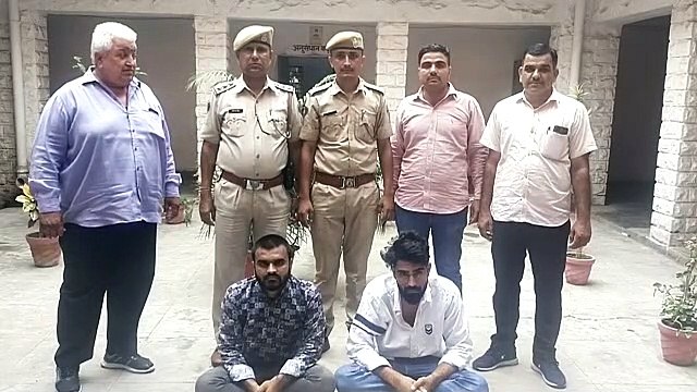 Weapon seized from Car : संदिग्ध कार से पिस्तौल व कारतूस जब्त