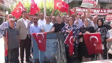Son dakika haberleri... Güngören'deki patlamanın zanlısı etkisiz hale getirilince mağdur yakınları bayraklarla olay yerinde toplandı
