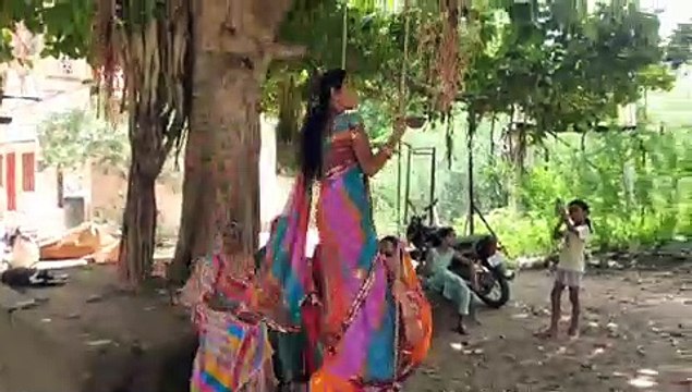 झूला तो पड़ गयो पेड़ की डाल पर,अलवर में तीज पर महिलाये ऐसे पेड़ के नीचे झूला झूलती नज़र आयी, देखे वीडियो