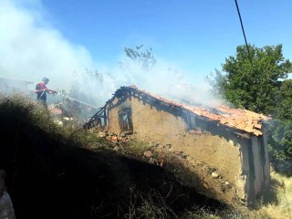 Çorum yerel haberi | Sungurlu'da boş evde yangın çıktı