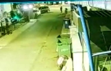 Gidon kilidini kırdığı motosikleti itekleyerek götürdü