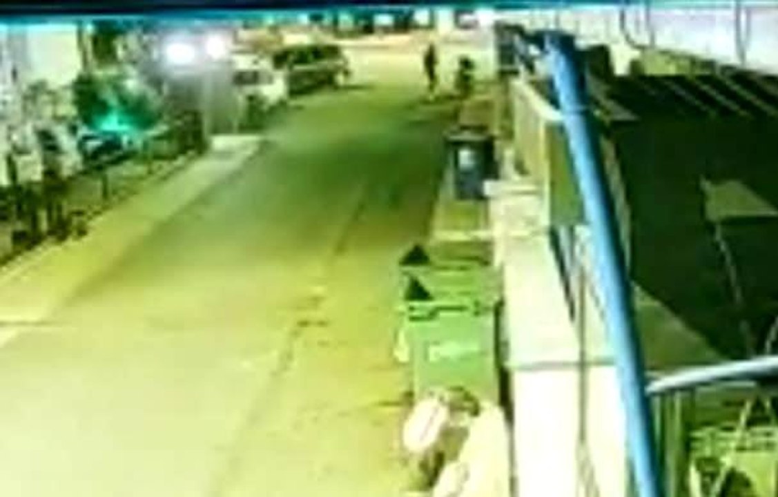 Gidon kilidini kırdığı motosikleti itekleyerek götürdü