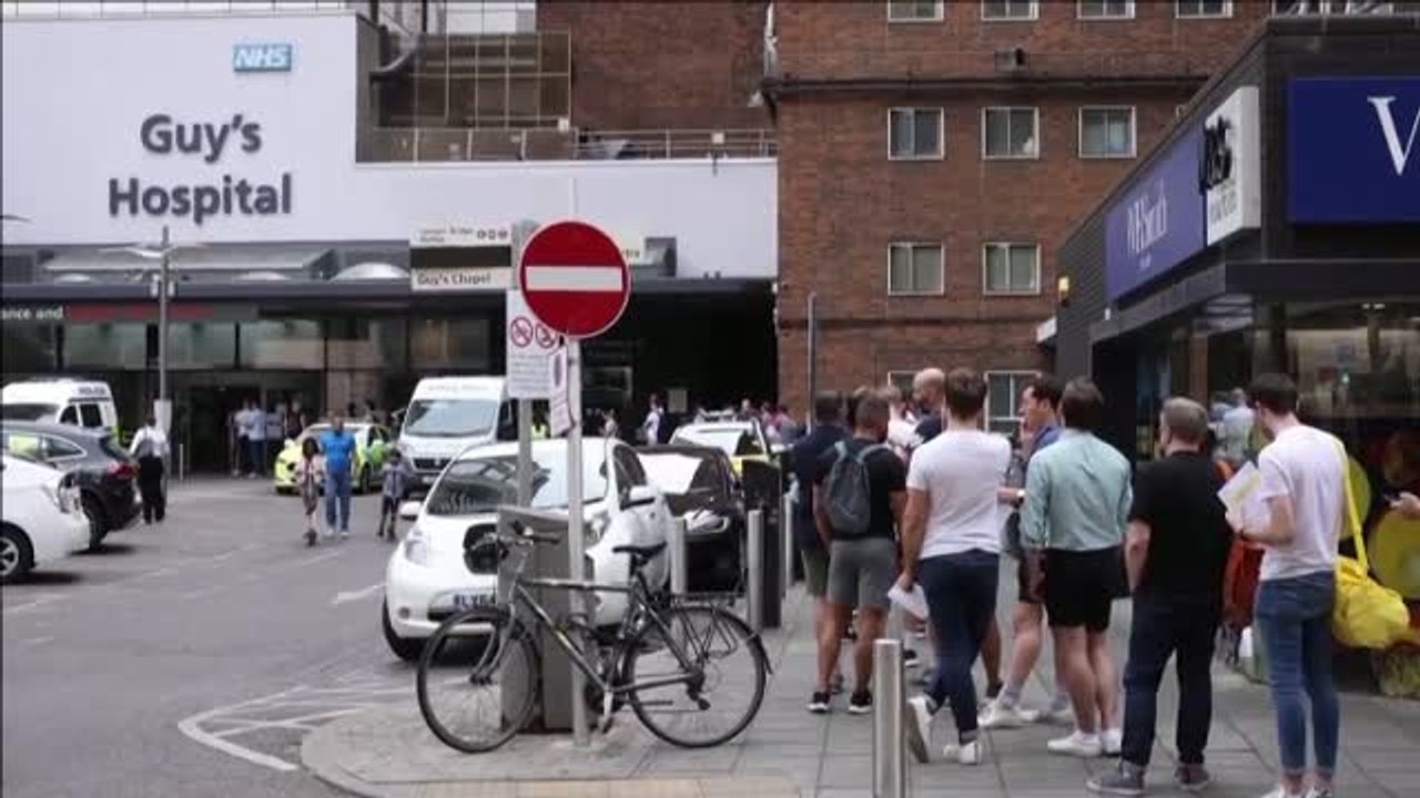 Largas colas en un hospital de Londres para recibir la vacuna contra la viruela del mono