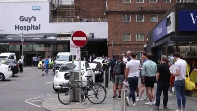 Largas colas en un hospital de Londres para recibir la vacuna contra la viruela del mono