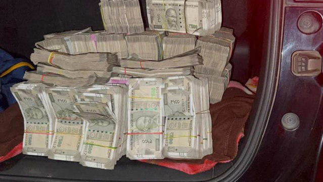 হাওড়ায় গাড়ি ভর্তি লক্ষ লক্ষ টাকাসহ আটক তিন বিধায়ক |OneIndiaBnegali