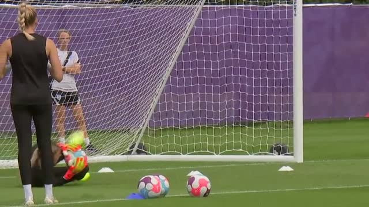 Las chicas de Inglaterra calientan motores para la gran final de la Euro ante Alemania