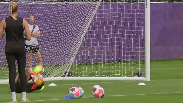 Las chicas de Inglaterra calientan motores para la gran final de la Euro ante Alemania