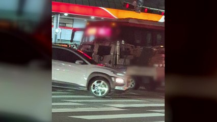 달리던 광역버스, 1t 화물차와 충돌...2명 다쳐 / YTN