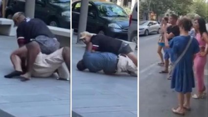 Video herunterladen: İtalya'da Nijeryalı seyyar satıcı sokak ortasında darbedilerek öldürüldü! Çevredekiler izlemekle yetindi