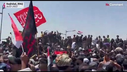 En Irak, des manifestants, partisans d'un influent leader chiite, envahissent le Parlement