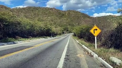 Скачать видео: Professor explica fenômeno em que carros 'sobem' a Serra de Teixeira de ré em ponto morto