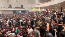 Sadr destekçileri mecliste oturma eylemi başlattı