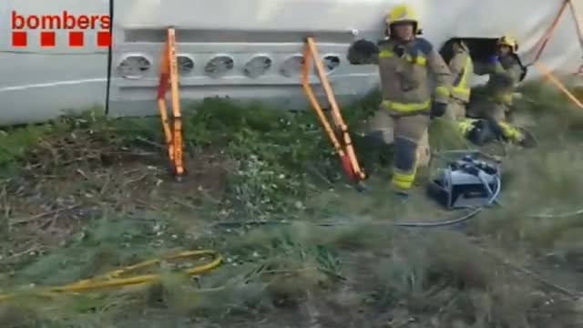 30 personas resultan heridas al volcar un autobús en una carretera cerca de la localidad de Rubió, en Barcelona