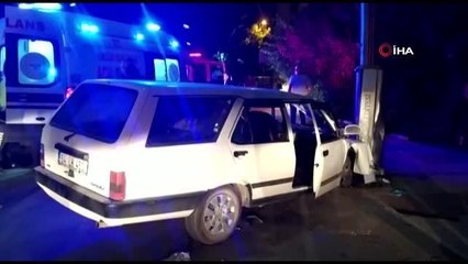 Son dakika yerel: Alkollü sürücü aydınlatma direğine çarptı: 2 yaralı