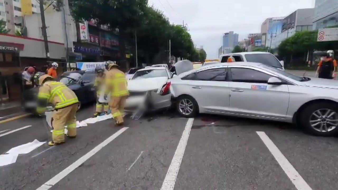 20대 음주 운전자, 7중 연쇄 추돌 사고 일으켜...2명 병원 이송 / YTN
