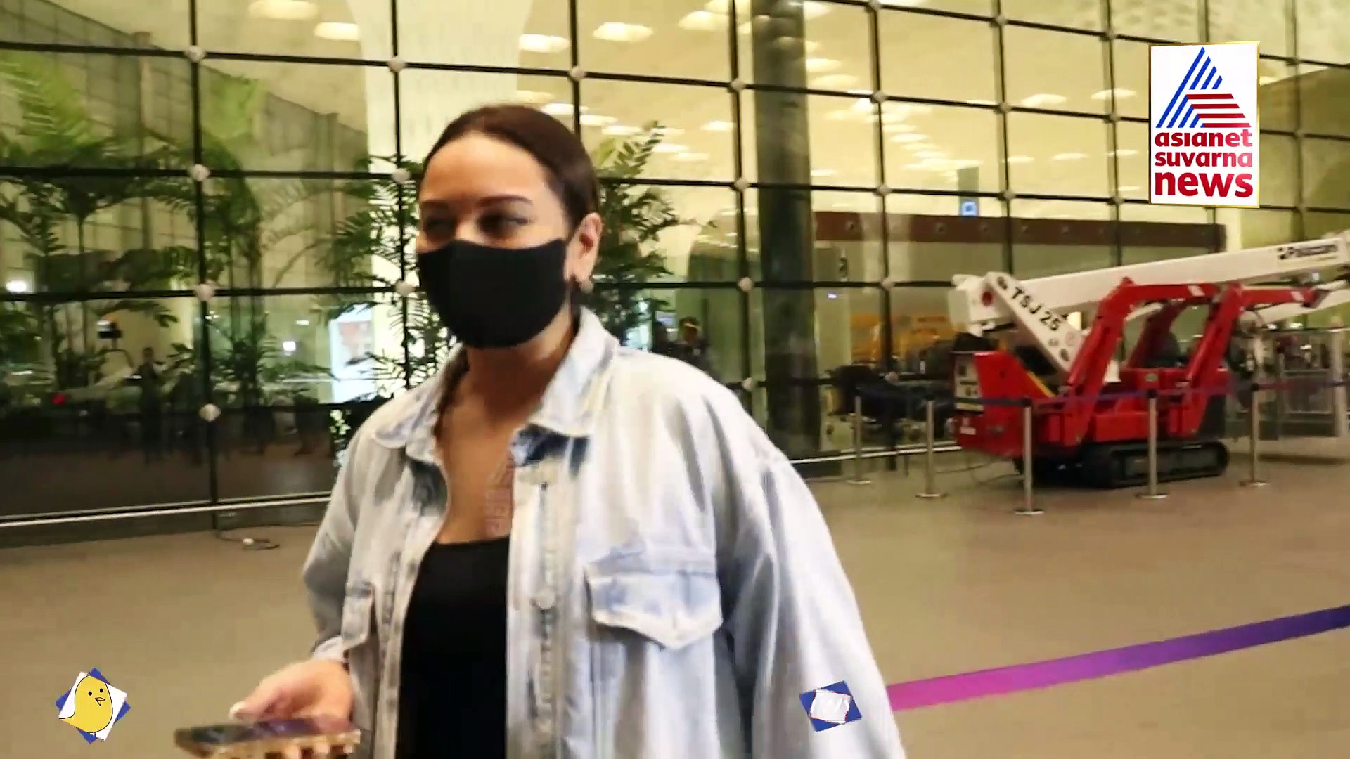 ಮೊದ್ಲೇ ದಪ್ಪ ಅದ್ರೂ ಈ ಬ್ಯಾಗಿ ಬಟ್ಟೆ ಬೇಕಾ?: ಏಪೋರ್ಟ್‌ನಲ್ಲಿ ಸೋನಾಕ್ಷಿ